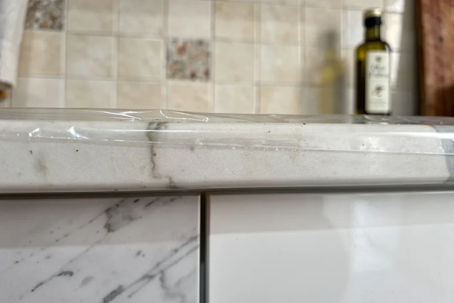 Come tenere pulita la parte alta dei pensili: il metodo semplice che blocca polvere e grasso