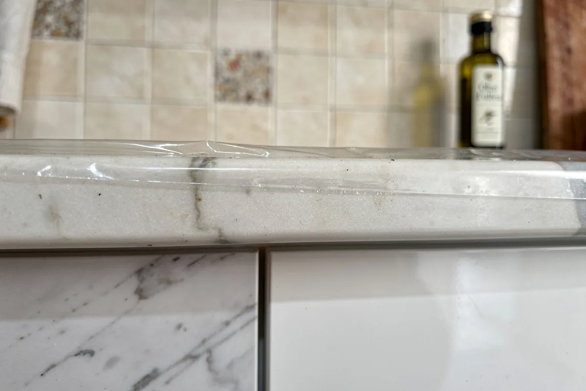 Come tenere pulita la parte alta dei pensili: il metodo semplice che blocca polvere e grasso