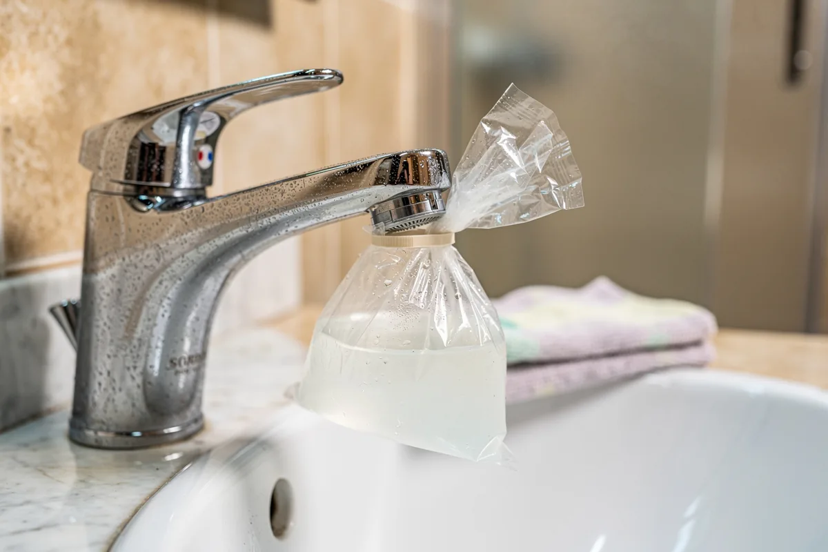 Rubinetto che spruzza ovunque? Il trucco veloce per pulire l’aeratore senza smontarlo